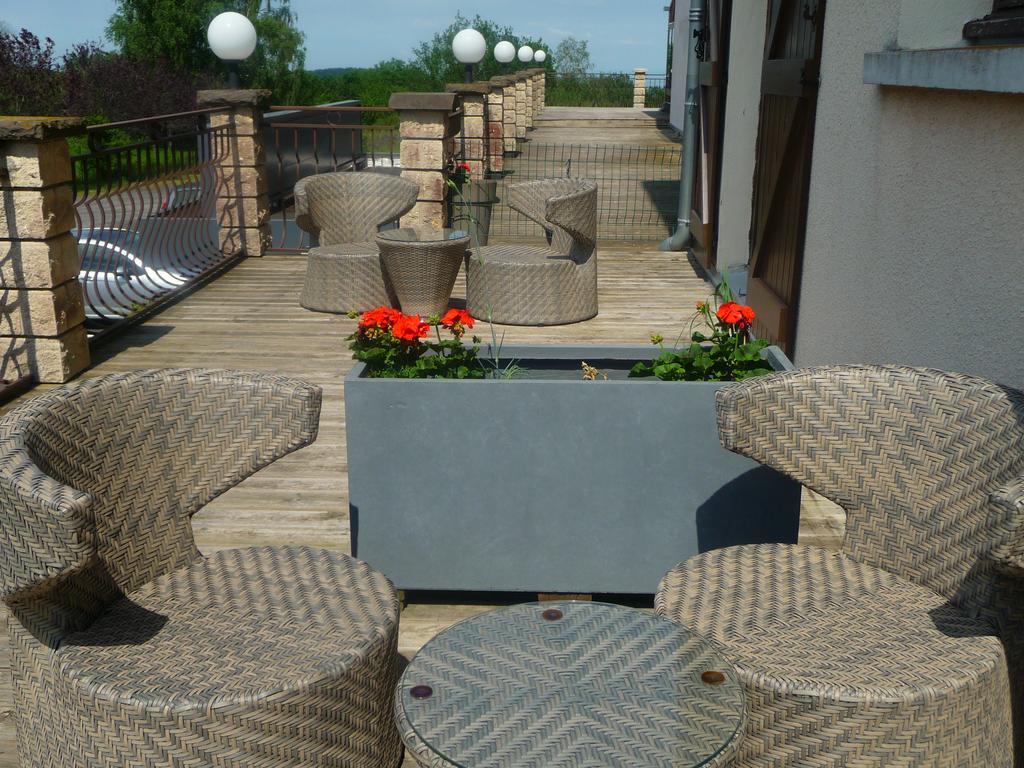 Logis La Rose Des Vents Hotel Volvic Exterior photo