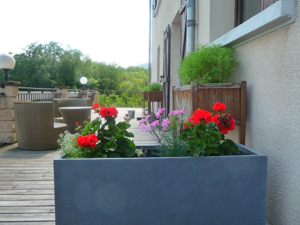 Logis La Rose Des Vents Hotel Volvic Exterior photo
