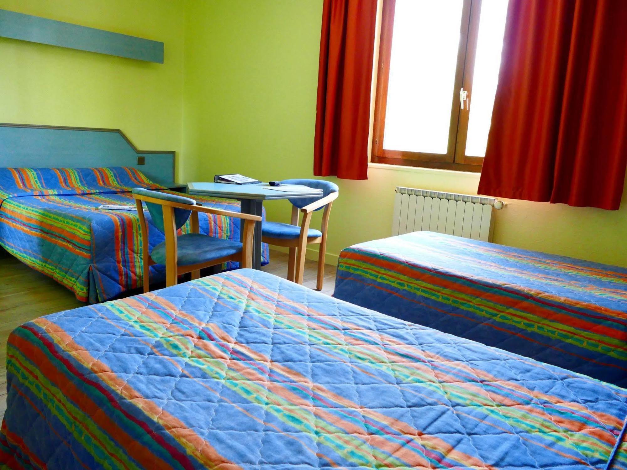 Logis La Rose Des Vents Hotel Volvic Exterior photo